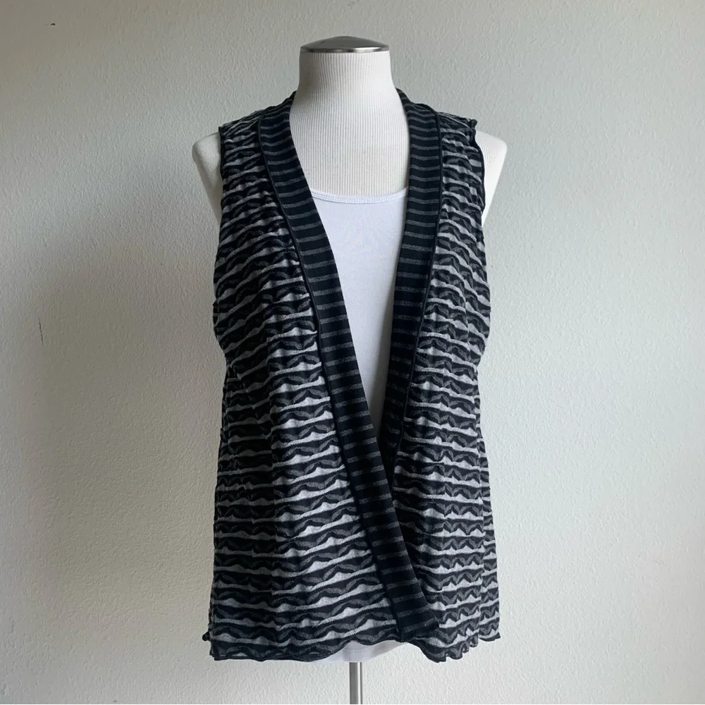 Apropos knit vest, black, gray geometrical jersey print adds warmth and layers M